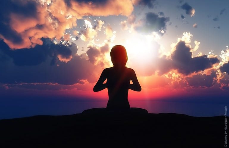 Frauensilhouette im Sonnenuntergang